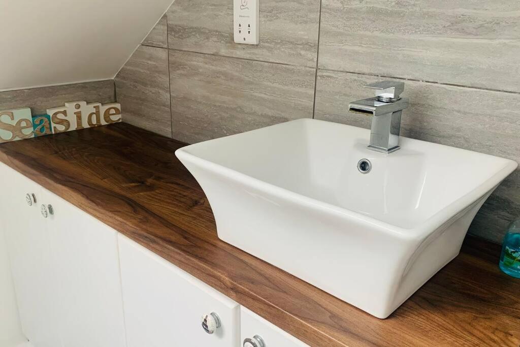 Love Lancing By The Sea With Optional Large Hot Tub Sleeps Up To 8 & Free Parking Villa Kültér fotó